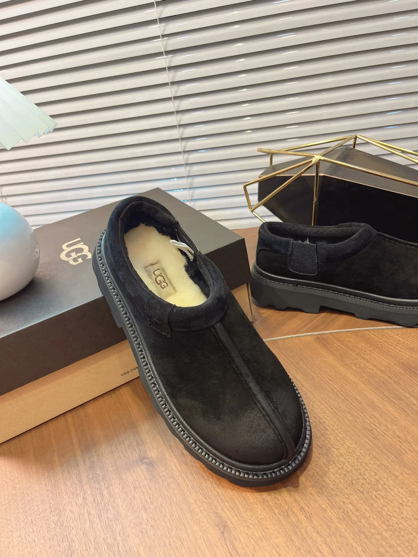 【UGG】 P: 540💰 Size: 40 to 44 (45 custom-made) 2025 new style 𝑼𝑮𝑮•Men's ◾️. The matching coefficient of winter snow fur shoes is also 100% 💥very good-looking✨very fashionable and stylish when worn📈 Lager casual boots lace-up style with hot embossed brand logo on the heel Item No.: 1171113 Upper: high-quality cow suede Lining: sheepskin imported from Australia 🐑The inner lining is made of Australian lamb wool Outsole: EVA non-slip outsole.
